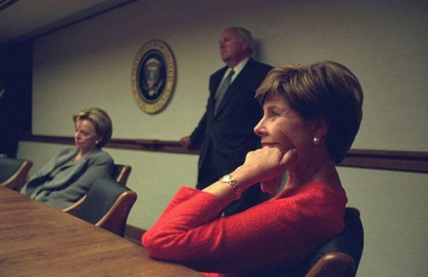 <p>11 Eyl&uuml;l saldırılarını yaşayan Amerikan y&ouml;netiminin o gece yaptığı g&ouml;r&uuml;şmeler ve olaylara verdikleri reaksiyonların tepkileri Cheney'in eski personeli tarafından yayınlandı.</p>
