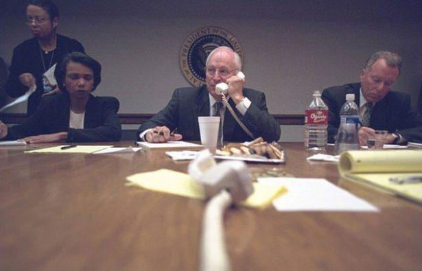 <div><font color="#585858" face="Arial, Helvetica, sans-serif"><span style="line-height:19px">Saldırı g&uuml;n&uuml;nde Cheney'in Halid Şeyh Muhammed'le telefon g&ouml;r&uuml;şmesinden bir kare.</span></font></div>

<div>&nbsp;</div>
