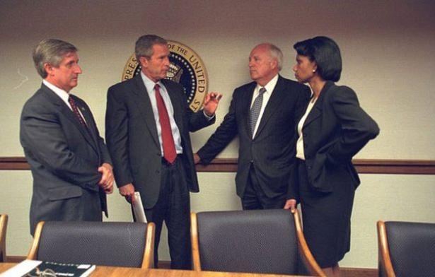 <div>Bush, ulusa sesleniş konuşmasından &ouml;nce, Cheney ve Rice ile son detayları konuşuyor.</div>

<div>&nbsp;</div>
