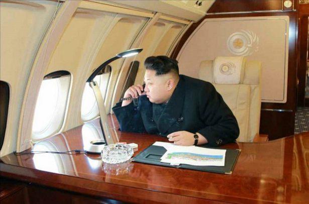 <p>Kuzey Kore Devlet Başkanı Kim Jonu Un başkent Pyongyang'da inşa edilen dev konut projesini uçağıyla havadan denetledi. Kuzey Kore lideri Kim'e uçakta üst düzey komutanları da eşlik etti.</p>

<p> </p>
