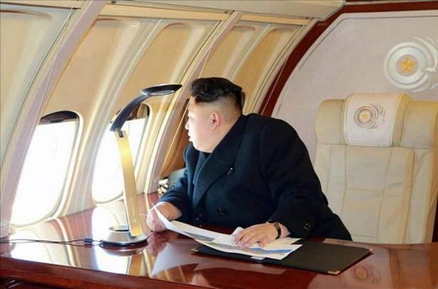 <p>Uçağıyla havadan denetim yapan Kuzey Kore lideri Kim Jong Un daha sonra inşaat sahasına giderek yetkililerden bilgi aldı.</p>
