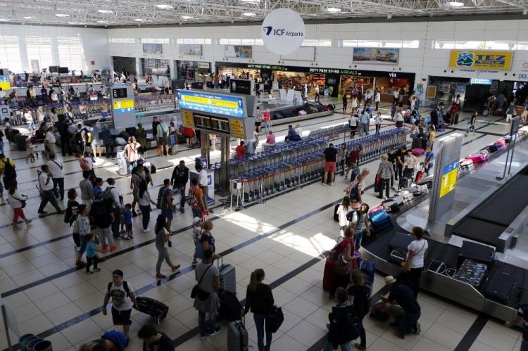 <div>Ruslar da memnun</div>
<div>Uçaktan inen Ruslar tek tek pasaport kontrol merkezine geçti. Burada karşılamadan memnun olduklarını belirten Rus kafile, uzun bir aradan sonra Türkiye’ye ve özellikle Antalya’ya gelmekten dolayı memnun olduklarını söyledi. Her şeyin iyi olacağından emin olduklarını belirten bazı Ruslar, Türk-Rus kardeşliğinin devam edeceğinden umutlu olduklarını kaydetti. Kendisi ilk defa ancak eşi daha önceleri 10 defa geldiğini belirten bir Rus çift ise olumlu gelişmelerin kendilerini çok memnun ettiğini ve çiçeklerle karşılandıkları için çok şaşırıp mutlu olduklarını ifade etti. </div>