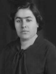 <p><strong>Sabiha Görkey -Sivas</strong></p>
<p>1888’de Üsküdar’da doğan Görkey, Darülfünun’dan mezun olmuştur. Fransızca bilen Görkey, bir süre kız muallimde müdürlük yaptı. Milletvekili seçilmeden önce öğretmenlik yapmıştır.</p>