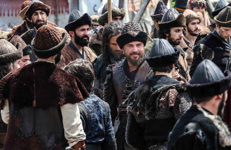 <p><em><strong>Diriliş'in Gündoğdu'su da çekimlerde kolunu kırmıştı</strong></em><br />
</p>
<p>TRT'nin reyting rekortmeni dizisi Diriliş Ertuğrul'da 'Gündoğdu' rolünü canlandıran Kaan Taşaner, çekimler sırasında attan düşerek kolunu kırmıştı.</p>