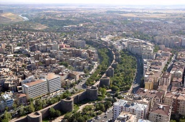 <p>Diyarbakır</p>

<p>2014: 5,4 kişi</p>

<p>2015: 5,2 kişi</p>

<p>2016: 5,0 kişi</p>
