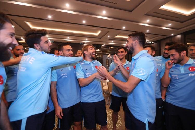 <p>2018 FIFA Dünya Kupası Avrupa Elemeleri I Grubu'nda 6 Ekim Perşembe günü Ukrayna ile oynanacağı maçın hazırlıklarını sürdüren Türkiye A Milli Futbol Takımı'nın Konya kampında milli futbolcu Caner Erkin'in 28. yaş günü kutlandı.</p>
