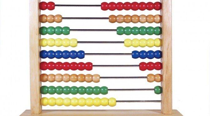 <p>ABAKÜSLER: İlkokul birinci sınıfa giden öğrencilere, matematik hesaplarını kolaylıkla yapabilmeleri için abaküs adlı hesap cetvelleri alınırdı. Abaküsler, üzerinde 8-10 sıra yatay metal telin üzerine dizilmiş renkli boncuklardan oluşan ilginç bir hesap aletiydi. Tele dizilen boncukların adedi kadar da telde boşluk olur ve çocuklar bu boncukları belli sayılarda sağa-sola kaydırarak basit toplama-çıkarma hesapları yaparlardı. Artık günümüzde hesap makinaları olduğu için bu abaküsler pek ortalıkta görünmemektedir.</p>
