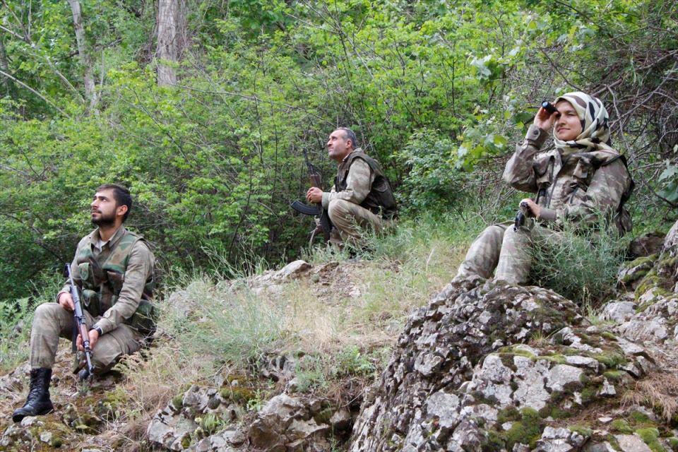 <p>Terörle mücadelede kritik noktalarda asker ve polisle omuz omuza mücadele veren Biçer ve Karabulut, görevlerini özveriyle sürdürüyor.</p>