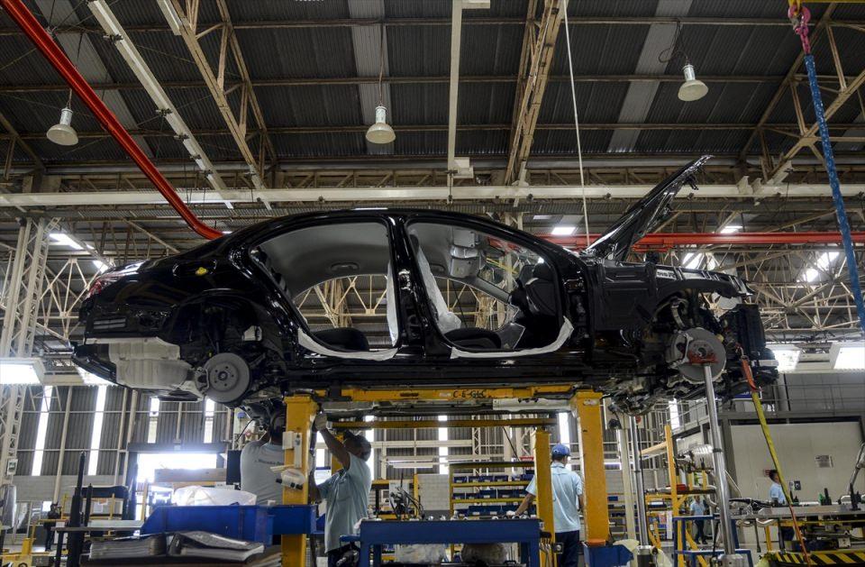 <p>Endonezya'nın Batı Cava eyaletinde yer alan Bogor şehrinde bulunan bir fabrikada Mercedes Benz E-Class arabaları üretiliyor. </p>