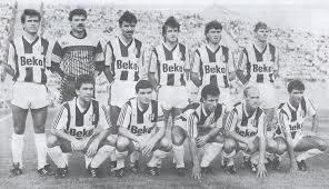 <p><span>1990-91 ve 1992 yıllarında üç yıl üst üste şampiyon olan Beşiktaş futbol takımı...</span><br /><span>Ayaktakiler : Feyyaz, Engin, Kadir, Ali, Gökhan, Walsh. Oturanlar : Şifo mehmet, Rıza, Recep, Wilson, Ulvi</span></p>