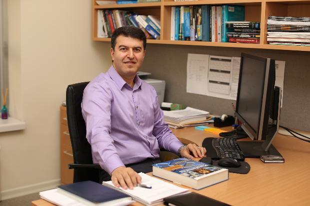 <p>Koç çalışmalarında, bugüne dek yapılan benzerilerinden farklı olarak 3 boyutlu basımda canlı hücreleri biyo-mürekkep olarak kullandıklarını söyledi. Sözkonusu biyo-mürekkebin satın alınan fibroblastların (bağ dokusunun ana hücreleri) çoğaltılmasıyla elde edildiğini belirten Koç, “Projenin ileriyi dönük en önemli hedefi 3 boyutlu biyo-yazıcıyla hastanın kendi normal hücrelerini ve kök hücrelerini kullanarak doku hatta organın birebir kopyasını üretmek.</p>