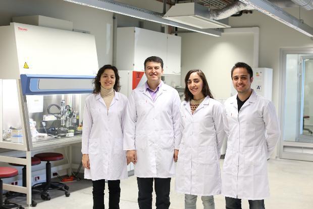 <p>3 boyutlu yazıcıyla yumuşak dokular üretmek, kemik gibi sert dokulara göre çok daha zor. Ama biz yumuşak dokular üzerinde çalışmayı düşünüyoruz. Şu anda tam fonksiyonlu bir yapay doku üretme aşamasında değiliz ama bunun için çalışmalarımız devam ediyor” dedi.</p>