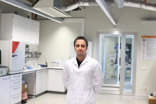 <p>Bir aort 3 boyutlu yazıcıyla yaklaşık 1.5-2 saatte elde edilebiliyor. Üretim adım adım şöyle gerçekleşiyor: Aort damarı doku örneğinin MR (manyetik rezonans) taramasıyla dataları çıkarılıyor. Yine ekibin geliştirdiği algoritmalar kullanılarak üretilecek dokunun anatomisine göre hücrelerin basım yolları en uygun şekilde hesaplanıyor.</p>