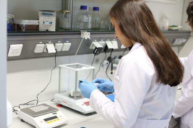 <p>Aynı zamanda hücreleri desteklemek için destek yapılar belirleniyor. Bu çalışmanın diğer yapılanlardan en büyük farkı, tüm hücrelerin tamamen birbirini desteklemiş şekilde dokunun üç boyutlu anotomisine uygun olarak belirlenmesi.</p>