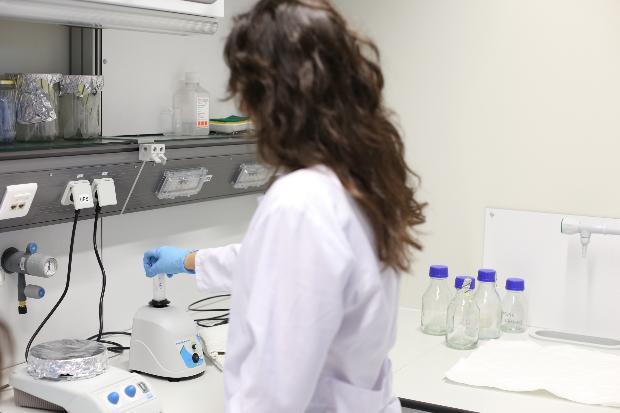 <p>Disiplinlerarası bir çalışmanın sonucu olarak üretim sistemleri, biyoloji, nanoteknoloji, malzeme, gibi konularda çalışan yüksek lisans öğrencileri ile araştırmacıların yer aldığı dört kişilik ekip, ayrıca biyoloji konusunda Yeditepe Üniversitesi ve tıbbi konularda GATA’daki danışmanlarından da destek alıyor. Öte yandan insan damar dokusu genel olarak üç farklı hücre tipinden oluşuyor. Bunlar fibroblast, endotel ve düz kas hücreleri. Fibroblast hücreleri bağ dokusunun ana hücreleri.</p>