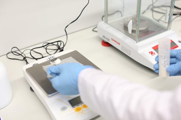 <p>Dokular için gerekli olan ekstraselüler matriks yapısının ve kolojen proteinin oluşumunu sağlıyor. Endotel hücreleriyse damarların ince iç tabakasını oluşturan hücreler. Düz kas hücreleri damar, yemek borusu, bağırsak gibi iç organlarda bulunan kas hücreleri.</p>