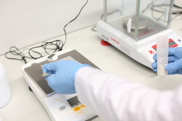 <p>Bir sonraki aşama olarak fibroblastların yanı sıra endotel ve düz kas hücrelerini de kullanarak oluşturulacak damar dokusunu biyoreaktörde güçlendirmek için çalışmalar devam ediyor.</p>