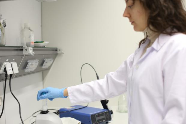 <p>Sabancı Üniversitesi Üretim Sistemleri Mühendisliği Programı Öğretim Üyesi Bahattin Koç’un 3B yazıcı ile üretim araştırmalarına yaklaşık 16 yıl önce başladı. Doku mühendisliği ile ilgili çalışmalarına Amerika’da University at Buffalo (SUNY) de yaklaşık 7 sene önce başladı.</p>