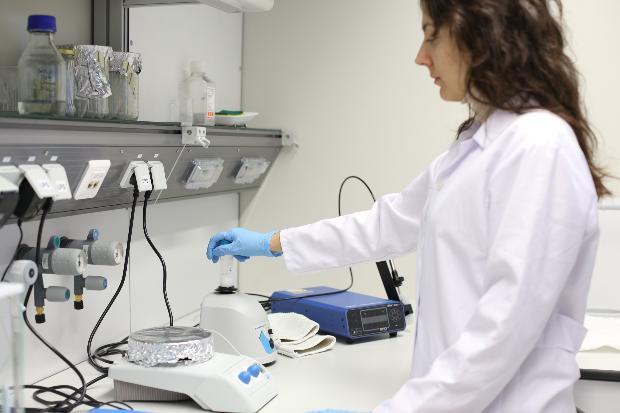 <p>Amerikan Savunma Sanayi tarafından desteklenen yapay deri ve yaraların iyileşmesi için scaffold adı verilen 3 boyutlu destek yapılarının tasarımı ve üretimi üzerinde çalışmalar yaptı. Yaklaşık 2 yıldır da bu proje üzerinde çalışıyordu.</p>