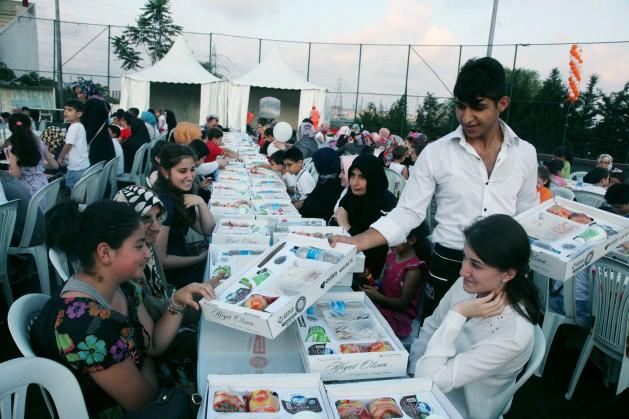 6 bin çocuk aynı sofrada iftar açtı