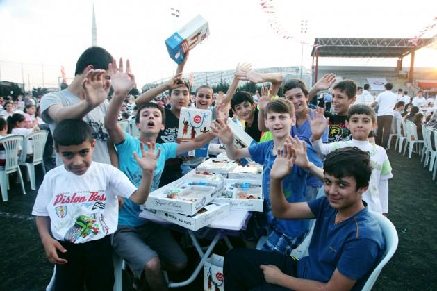 6 bin çocuk aynı sofrada iftar açtı