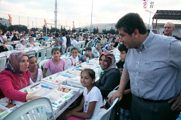 6 bin çocuk aynı sofrada iftar açtı