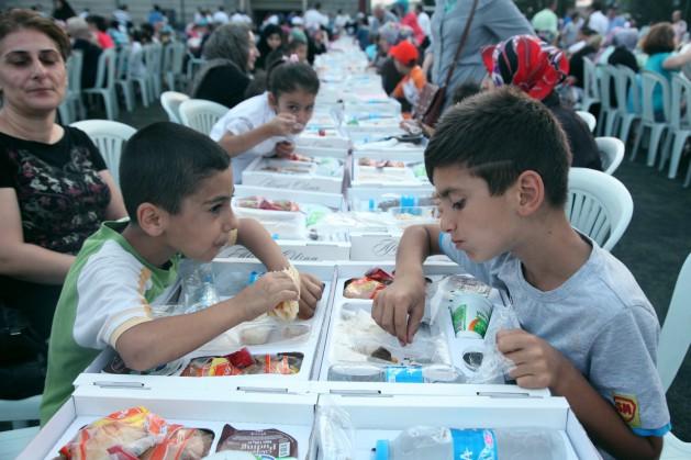 6 bin çocuk aynı sofrada iftar açtı