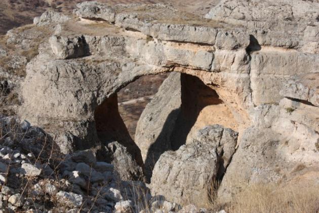 <p><span>Malatya'nın Akçadağ ilçesinde 65 milyon yıl öncesine dayanan kaya formasyonlarından oluşan Levent Vadisi'nde yapılan envanter çalışmasında, Cilalı Taş Devri olarak da bilinen ''Neolitik Çağ''a ait yaşam kalıntılarına rastlandı.</span></p>