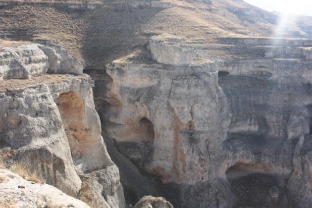 <p><span> Vadideki mağara yerleşkelerinde Neolitik döneme (Cilalı Taş Devri/Yeni Taş Çağı) ait yaşam kalıntılarına rastlandı.</span></p>