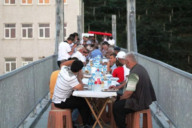 Karadeniz sahil yolunda iftar keyfi