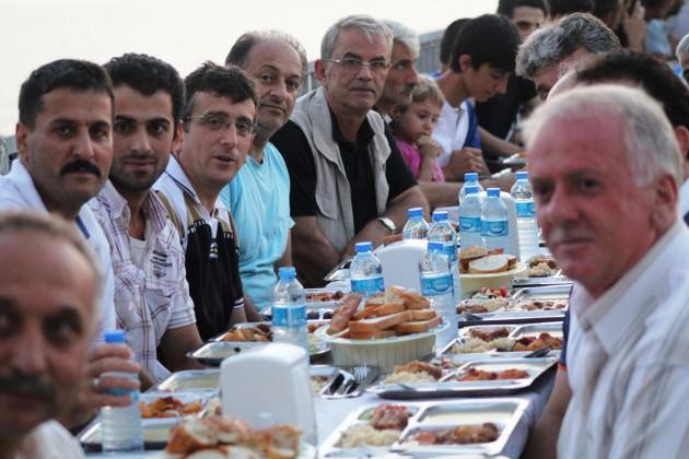 Karadeniz sahil yolunda iftar keyfi