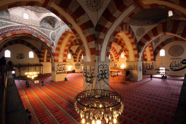 <p>Edirne Vakıflar Bölge Müdürü Osman Güneren, yaptığı açıklamada, Eski Cami'nin inşaatına, Süleyman Çelebi tarafından 1403 yılında başlandığını ve caminin 1414 yılında Çelebi Mehmet döneminde tamamlandığını söyledi.</p>