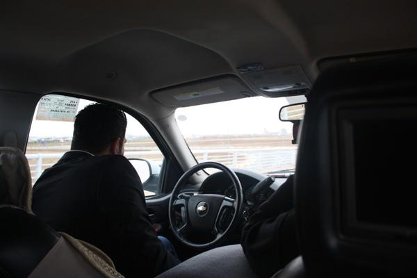 Gazetecilere 2 gün boyunca araçlarla eşlik edenler arasında Kürt gençler önce soğuk davransalarda sonrasında buzlar çözüldü.