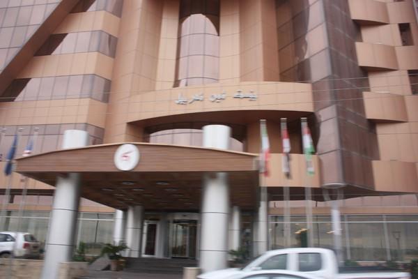 Uyarılara rağmen şehirde resmi binaları fotoğrafladım. Aracın hareketi fotoğrafı fotoğraflıktan çıkarmış...