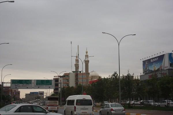 Şehrin trafik sorunu göze çarpıyor... Ayrıca şehirde yollar Arapça ve İngilizce tabelalarla dolu...