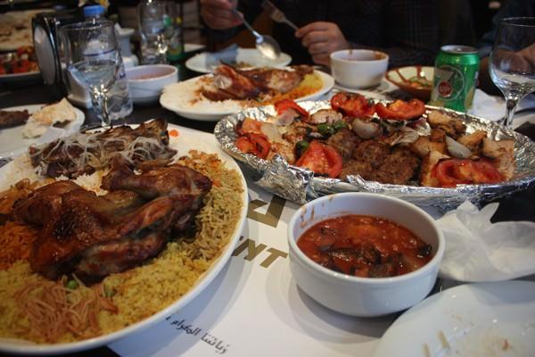 Erbil'in yemekleri et ağırlıklı... Hemen her gittiğimiz yerde bizlere et ve üç çeşit pilavın yanı sıra lezzetli ekmeklerini de sundular...