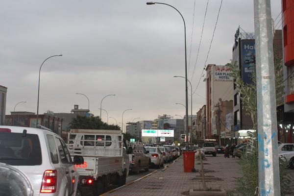 Görüntülere baktığınızda trafik sorunu olduğunu ifade etmeye bile gerek kalmıyor. Bir evde en az 2-3 araba olduğu anlatılıyor... Hal böyle olunca işte yolların durumu...