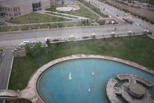Kaldığımız otelin camında Erbil manzarası... 