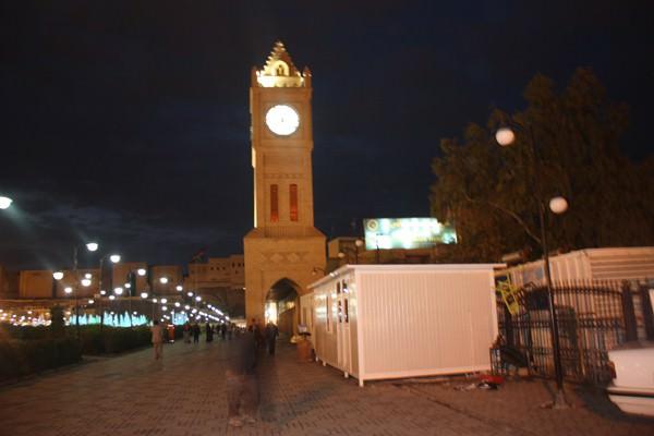 Türkiye'deki gibi bir şehir meydanı ve Erbil saat kulesi...