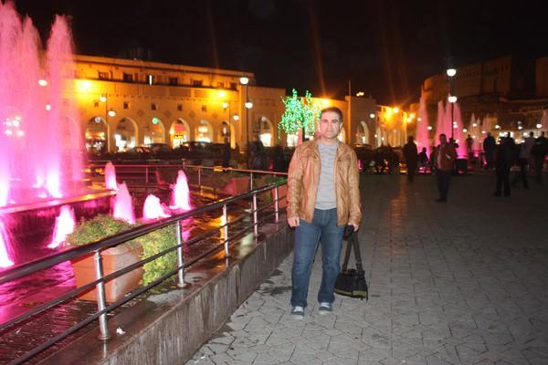 Şehrin meydanına yaptıkları havuzlu parkta Erbil'e geldiğimizin belgesi... 
