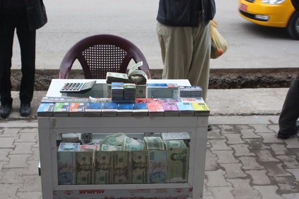 Gördüğünüz tezgahı çok dikkat edin çünkü bu tezgahlar hem döviz bürosu hem de kontör satış yeri üstelik hepsi de seyyar... 