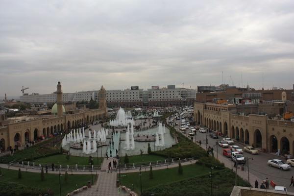 Avrupa'daki meydanları andıran gündüz aydınlığında Erbil'in merkezi..