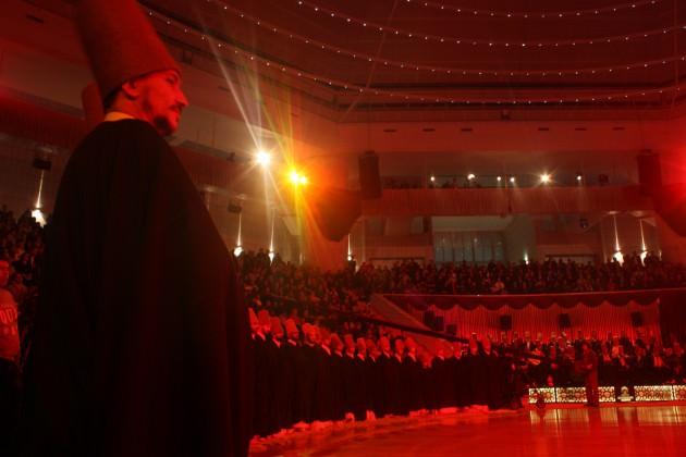 Feryâd ettim, feryâd ettiğim için beni yaktı yandırdı. Sustum, susanları, ses çıkarmıyanları yaktığı gibi, beni de yakıp kavurdu. Beni bütün kıyılardan sürdü, dışarı attı, ben ortaya gittim ama ortada beni buldu ve yaktı.