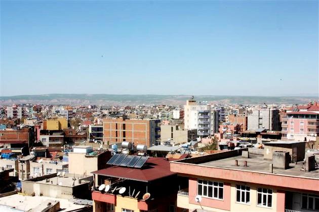 Çünkü onlar bu zamana kadar hep hayatın acı tarafını gördüklerine inanıyor ve bu yüzden de en azından bundan sonra hayatlarını acıdan ve  gözyaşından uzak huzurlu, mutlu ve umutlu bir şekilde yaşamak istiyor. 