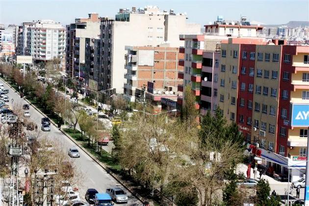 Batman'da halk artık bu zamana kadar hiç olmadığı kadar umutlu ve dağlarında barut kokusu yerine papatya kokularını koklayacağı, silah sesleri yerine ise kuş cıvıltılarını duyacağı günleri büyük bir özlem içerisinde heyecanla bekliyor.