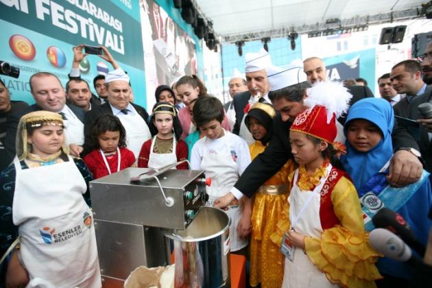 Esenler Belediyesi tarafından düzenlenen 5. Uluslararası Barış Ekmeği Festivali kapsamında, Asya'nın farklı ülkelerinden Esenler'e gelen çocuklar, hep birlikte barış ekmeğini pişirerek, tüm dünyaya kardeşlik mesajı verdi.