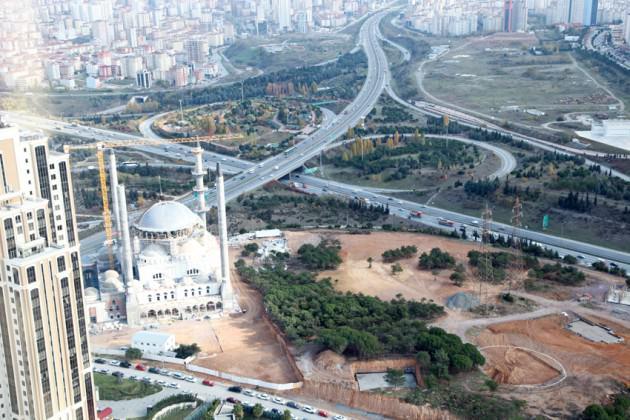 10 bin kişilik cami ibadete açıldı