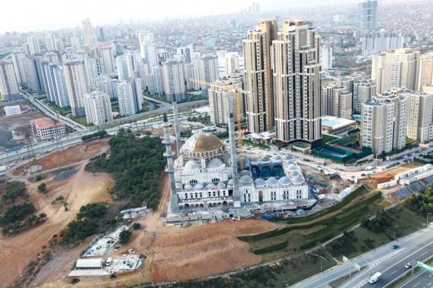 10 bin kişilik cami ibadete açıldı