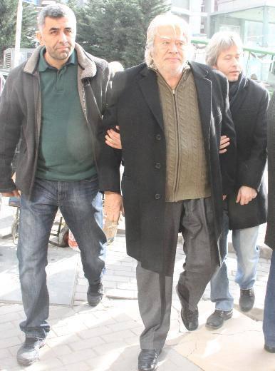 İrişen'in &Ccedil;eliktepe Camii'ndeki cenze t&ouml;renine C&uuml;neyt Arkın, eşi, oğlu ve gelini ile birlikte katıldı.