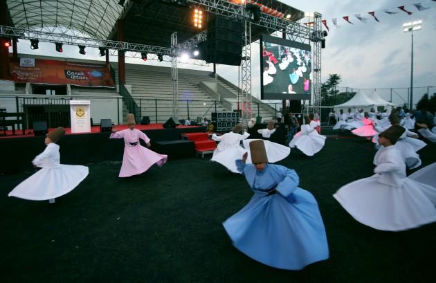 6 bin çocuk aynı sofrada iftar açtı